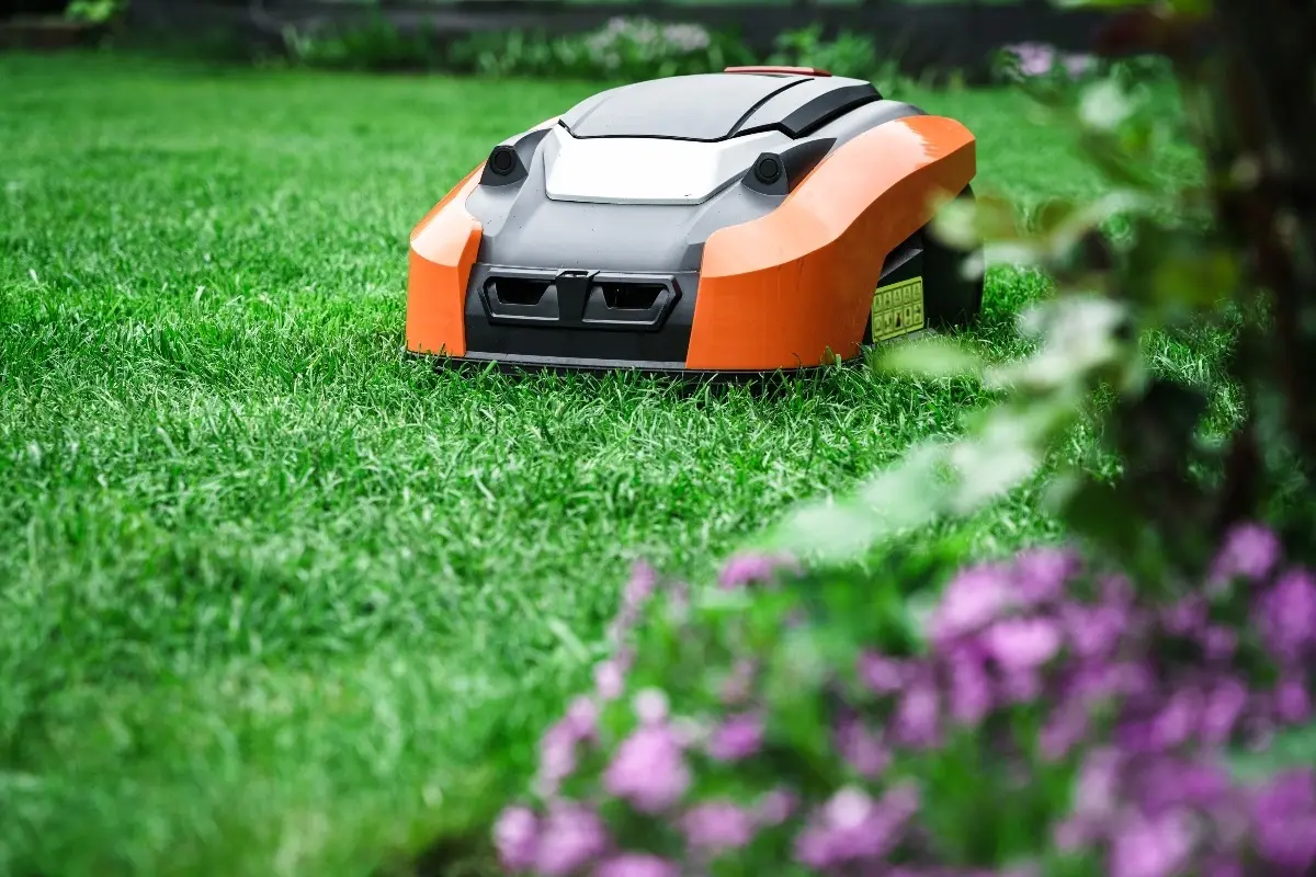 Overcoming antenna design challenges in robotic lawnmowers: navigating wireless communications